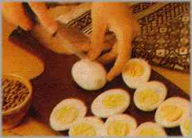 Cortar los huevos en sentido longitudinal, sacando las yemas. Apartarlas y salpimentar los huevos.
