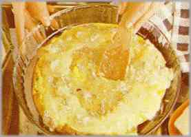 Hacer una tortilla. Ponerla en una fuente untada con mantequilla y untar la tortilla con el queso roquefort disuelto en agua caliente.