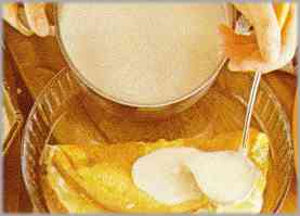 Preparar una bechamel con leche, harina y mantequilla. Verterla sobre la tortilla, cerrarla, meterla en el horno y, tras unos minutos, servirla.