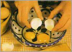 Batir los huevos. Se recomienda sacarlos de la nevera media hora antes.