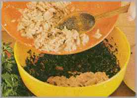 Poner ambos ingredientes en un recipiente grande y añadir el atún muy desmenuzado. Remover todo.