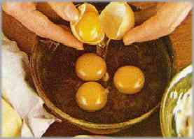 Batir los huevos y salpimentarlos. Batir aparte la mantequilla hasta que se derrita totalmente.