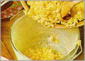 Untar con mantequilla un molde redondo y de paredes altas. Rellenarlo con el arroz y demás ingredientes.