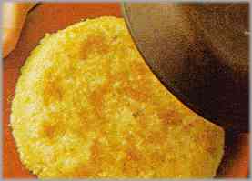 Voltear el arroz, ya en forma de tortilla, para que se haga por el otro lado; cuando se forme una pequeña costra en la superficie, sacarla y llevarla a la mesa muy caliente.