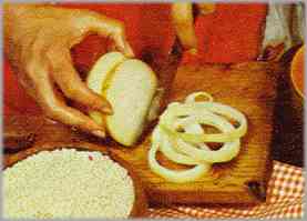 Pelar la cebolla y cortarla en trocitos diminutos. Ponerla en otro recipiente junto con un poco de mantequilla y esperar a que tome color.