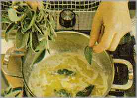 Hervir el arroz y pelar el ajo y trocear las hojas de salvia, poniéndolas en una sartén con un poco de mantequilla para que se dore el ajo.