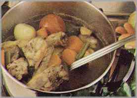 Hervir la gallina troceada junto con todas las verduras. Aparte hervir el arroz, más bien al "dente".