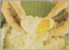 Ablandar el arroz del día anterior combinándolo con un huevo y un poco de caldo. Remover con una cuchara.