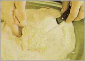 Sacar cada cuadradito del recipiente y rebozarlos con el pan rallado.