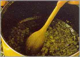 Dorar la cebolla picada con 50 gramos de mantequilla.