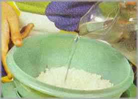 Hervir el arroz. Escurrirlo y ponerlo bajo el agua fría, dejándolo secar luego.