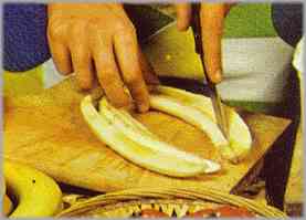 Partir los plátanos, practicando un corte longitudinal y troceando, no todos, en porciones.