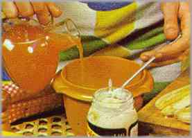 Añadir el líquido de la confitura de mandarina, ligeramente aguado, y seguir removiendo.