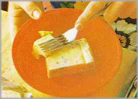 Untar una fuente de servir con una mezcla de 20 gramos de mantequilla y el queso gorgonzola.