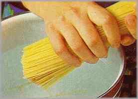 Mientras, hervir los espaguetis con abundante agua con sal.