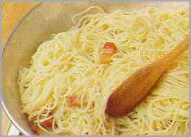 Cuando los espaguetis estén a punto, pasarlos a la sartén con la panceta y remover todo rápidamente.