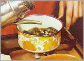 Rascar y lavar los mejillones y cocerlos en un recipiente con un poco de aceite. Retirarlos cuando se abran.