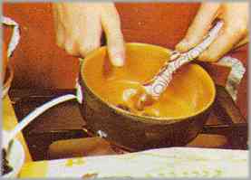 En otro recipiente, a ser posible de barro, mezclar la pasta de anchoas y un poco de mantequilla.
