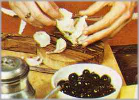 Pelar un diente de ajo y cortarlo en pedacitos junto un ramillete de perejil.