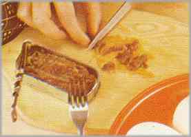 Cortar los filetes de anchoa en pequeñísimos trozos.