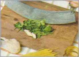 Preparar un menudillo de perejil y ajo, utilizando una tajadera