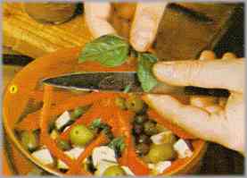 Aromatizar con algunas hojas de albahaca frescas cortadas a cuchillo.