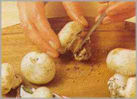 Limpiar los champiñones, restregarlos con un paño de cocina húmedo y cortarlos en tiras longitudinales.