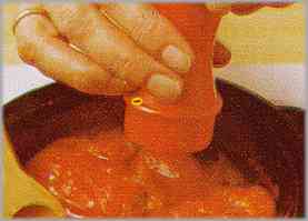 Salpimentar y dejar hacer hasta que la salsa de tomate se espese.