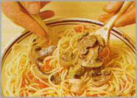 Hervir los espaguetis en abundante agua salada, escurrirlos "al dente" y condimentarlos con la salsa y los champiñones con atún.