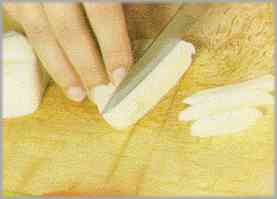 Cortar el queso gallego en trocitos de igual medida que los anteriores. Poner cuidado al cortarlo, pues es muy cremoso.