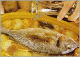 A media elaboración, dar la vuelta al pescado, añadir el vino restante y remover el caldo con una cuchara de madera. Servir recién sacado del horno.