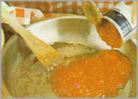 Agregar los tomates triturados, sal y pimienta. Dejar hacer a fuego lento, que la salsa se espese.