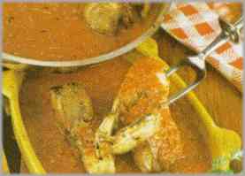 Poner las rodajas de pescado en una fuente de servir y verter la salsa de tomate por encima. Completar con la salsa al perejil y servir inmediatamente antes de que se enfríe.