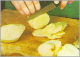 Pelar las patatas cortándolas en rodajas delgadas. Limpiar los champiñones.