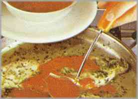 Añadir dos cucharadas de salsa de tomate, diluidas con un poco de agua caliente, y tras varios minutos más retirar del fuego y servir muy caliente.