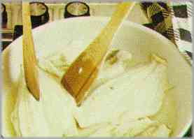 Freír los lenguados con mantequilla previamente derretida y espumeante. Condimentarlos con sal y pimienta.