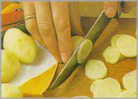 Pelar las patatas y cortarlas en rodajas. Apartarlas en un plato.