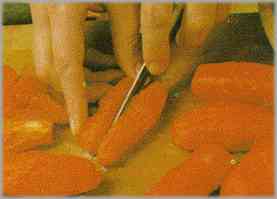Dar un hervor a los tomates. Pelarlos y cortarlos en trozos más o menos iguales.