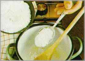 Derretir en una cacerola 30 gramos de mantequilla, otros tantos de harina, un poco de caldo y sal. Dejar hervir cinco minutos y retirar del fuego completando con la nata, el jugo de la cocción colado, sal y pimienta.
