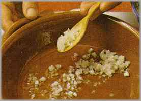 Dorar la cebolla cortada muy finamente, con dientes de ajo aplastados.