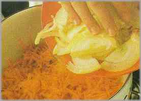 Cortar la cebolla en trozos. Pelar y rallar las zanahorias y poner ambos ingredientes en una misma sartén con un poco de mantequilla.