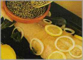 Ponerlo en un plato y prepararlo con rodajas de limón, anillos de cebolla, hojas de laurel, perejil, sal y granos de pimienta.