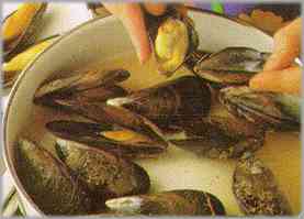 Eliminar las conchas vacías y apartar las otras que tienen adherido el molusco.
