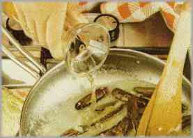 Lavar los dátiles y ponerlos en una sartén en la que se habrá sofrito la cebolla troceada y un poco de harina. Salpimentar y regar con vino blanco seco. Dejar hacer 15 minutos.