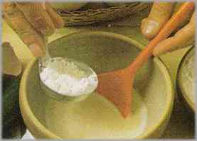 Pelar los calabacines y cortarlos en rodajas. Combinar en un recipiente un poco de harina, sal y dos huevos. Rebozar en esa pasta los calabacines y freírlos.