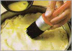 Batir un huevo y untar la superficie. Calentar el horno y cocer 45 minutos.
