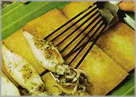 Poner el pan frito en una fuente de servir y colocar encima los calamares. Adornar con perejil.