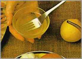Combinar aparte el aceite de oliva con el zumo de un limón. Removerlo con un tenedor.