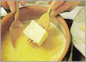 Sacar las gambas dejando la salsa, agregar la mantequilla restante y cuando se tenga una crema espesa verterla sobre las gambas.