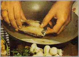 Calentar parte de la mantequilla y freír el pescado durante diez minutos.